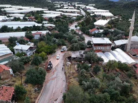 Antalya’da sağanak felaketi: Araçlar sürüklendi, seralar zarar gördü - fotoğraf 4
