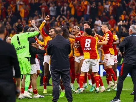 Derbi zaferini taraftarıyla kutladı - fotoğraf 1