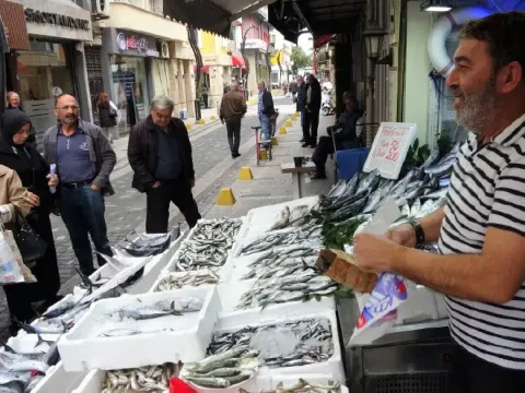 900 gram 50 lira, denizden fışkırdı. Tezgah önünde kuyruk oldu, yirmişer tane alıyorlar - fotoğraf 1