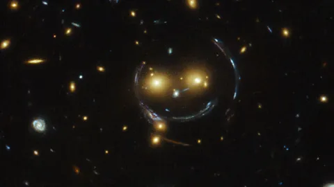 Hubble yakaladı. Gülümseyen galaksi
