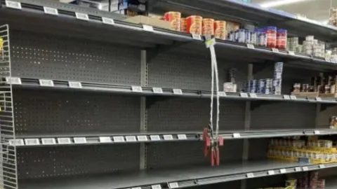 Hükümetin 'hazırlanın' uyarısından sonra raflar boşaldı: Ülke kıyamete hazırlanıyor