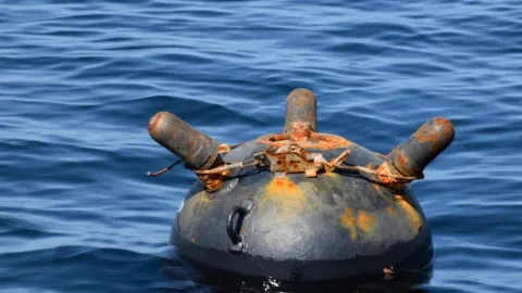 Hürmüz Boğazı'nda süper tanker mayına çarptı
