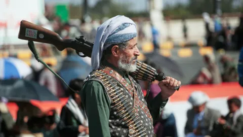 Husiler başkent Aden'i hedef aldı: Başkanlık Sarayı'nı balistikle vurdular