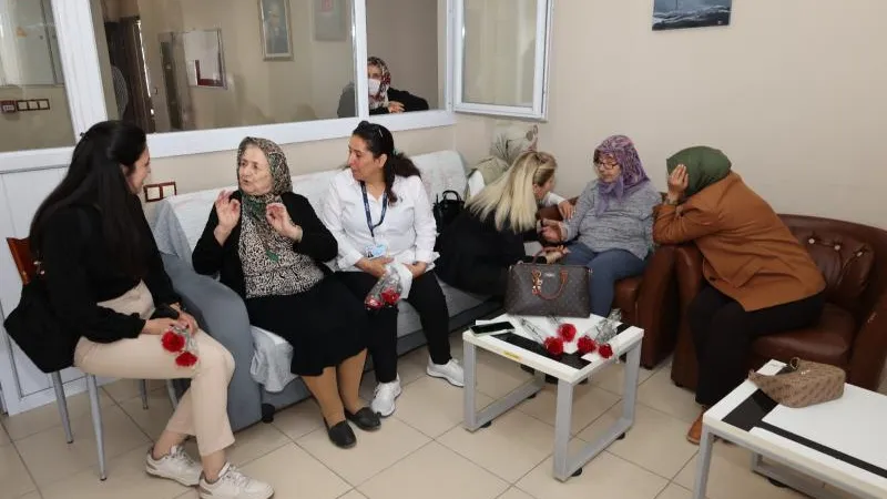 HUZUREVİ’NDEKİ ANNELERE ZİYARET