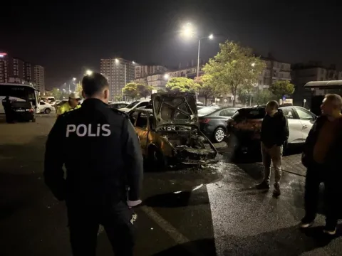 Kayseri’de kaza yapan otomobil alev aldı, park halindeki 3 araç zarar gördü: 1 yaralı - fotoğraf 4