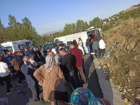 Bingöl-Diyarbakır karayolunda can pazarı: Yan yatan midibüsteki 12 kişi hastaneye kaldırıldı - fotoğraf 4