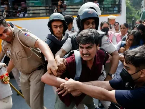 Delhi'deki 'hamamböceği' eyleminde yüzlerce kişi gözaltına alındı - fotoğraf 1