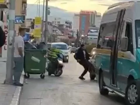 Trafikte tartıştığı kişinin otomobilini tekmeledi, 180 bin lira ceza uygulandı - fotoğraf 1