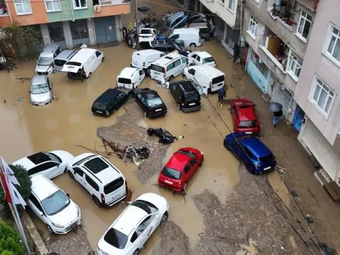 İstanbul Sarıyer'de sel hasarı havadan görüntülendi - fotoğraf 2