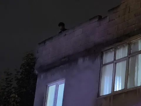 Mahallede korku dolu anlar: Önce annesini rehin aldı, sonra çatıya çıktı - fotoğraf 2