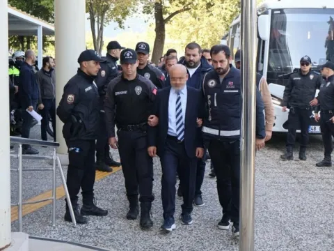 Milas Belediyesi'ne yönelik ihale operasyonunda Başkan Topuz ve oğlu dahil 20 kişi adliyede - fotoğraf 3