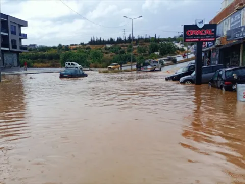 Mersin'de sağanak su baskınlarına neden oldu: Araçlar yolda kaldı - fotoğraf 1