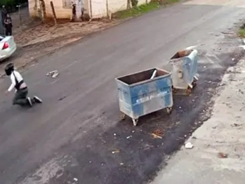Kediye çarpmamak için manevra yaptı, devrilen motosikletten yaralandı - fotoğraf 1