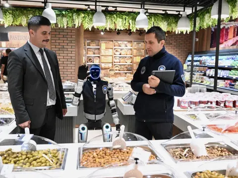 Robot zabıta esnaf denetimine çıktı: Pastırma ikram ettiler, güldüren diyaloglar yaşandı - fotoğraf 1