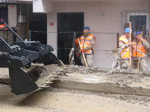 Ayazağa’da sel seferberliği: Jandarma ekipleri ev ve iş yerlerini temizledi - fotoğraf 1