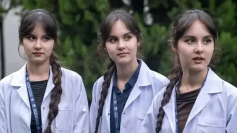 İbn-i Sina'nın torunları Türkiye'de doktor oluyor: Özbek üçüzlerin tıp yolculuğu Gülhane'de devam ediyor