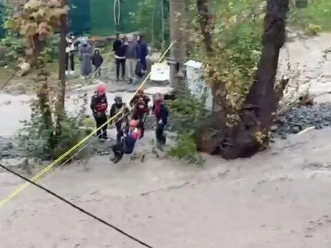 Köprü yıkıldı! Evde mahsur kaldılar... 2'si çocuk 8 kişiydi... - fotoğraf 4