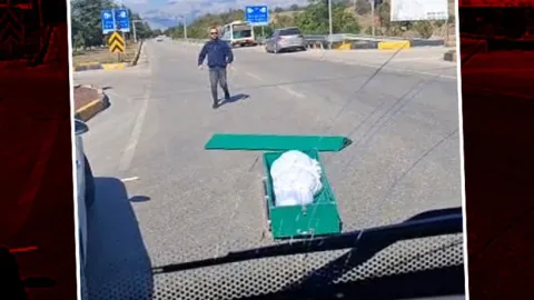İçinde cenaze bulunan tabut yola düştü