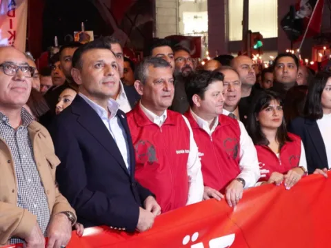 Özgür Özel: Cumhuriyet, kimsesizlerin kimsesidir - fotoğraf 4