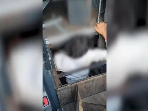 Polisleri şaşkına döndü! Yolcu otobüsüne "düzensiz göçmen" düzeneği kurmuşlar - fotoğraf 5