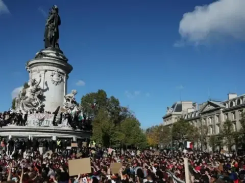 Paris'te ve Fransa genelinde protestocular polisle çatıştı - fotoğraf 6