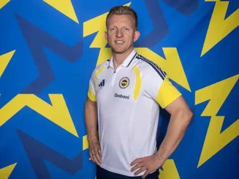 Fenerbahçe'de İsmail Kartal yerine geçici olarak Dirk Kuyt görevlendirildi - fotoğraf 1