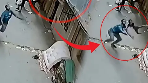 İkinci kattan düşen çocuğu havada yakaladı