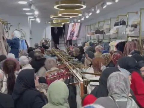 Kıyafet kampanyasında izdiham: Bir kişi bayıldı, bir kişi yaralandı - fotoğraf 1