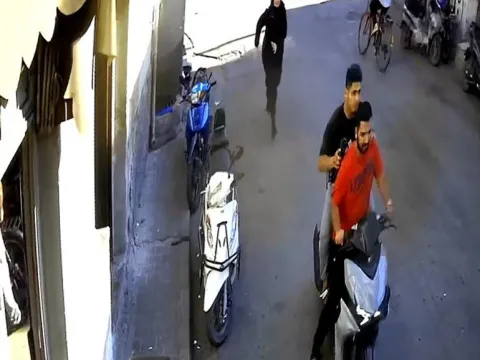 Adana'da sokak ortasında kapkaç: Çantasını gasbeden hırsızın peşinden böyle koştu - fotoğraf 4