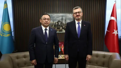 İletişim Başkanı Duran, Kazakistan Kültür ve Enformasyon Bakanı Kırıkbayev ile görüştü