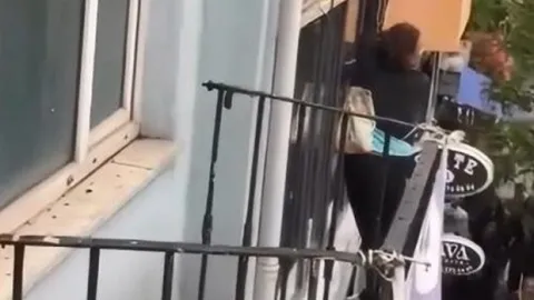 "İmdat polis yok mu" diye feryat etmişti: Tabeladan düşen kadın hastanelik oldu