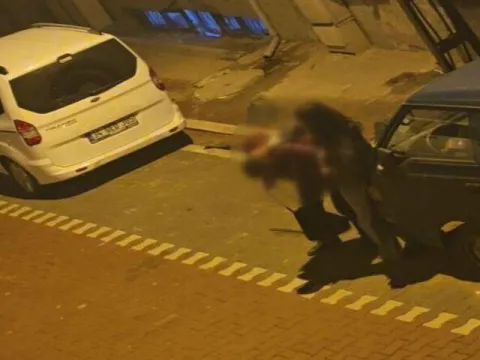 Sokağın ortasında kadın erkeği darp etti - fotoğraf 2