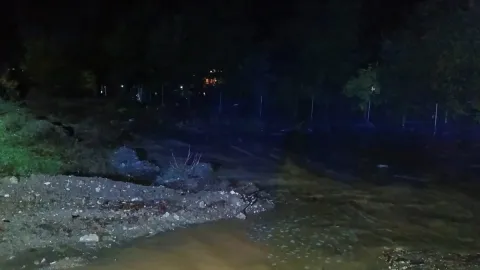 İnegöl'de köprü çöktü: Mahsur kalan sürücüler kurtarıldı