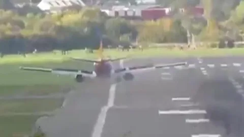 İngiltere'de korku dolu anlar! Uçak pistten çıktı