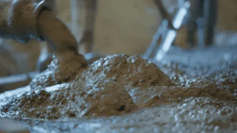 İnsan dışkısını beton harcına karıştırmaya başladılar