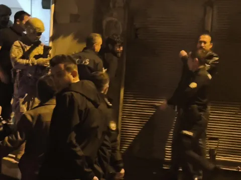 Mahallede korku dolu anlar: Önce annesini rehin aldı, sonra çatıya çıktı - fotoğraf 1