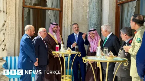 İran devlet medyası: Mekke İttifakı'nın Tahran'daki toplantısı başladı