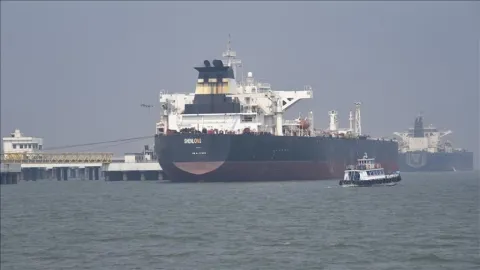 İran Devrim Muhafızları Ordusu: Hürmüz Boğazında bir süper tanker daha mayına çarptı