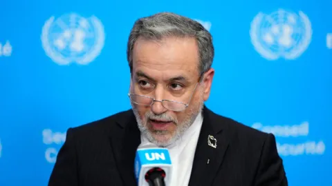 İran, diplomatlarının ABD'den sınır dışı edildiği iddiasını yalanladı