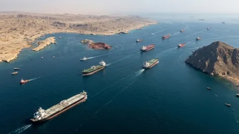İran duyurdu: Hürmüz'de bir süper tanker daha mayına çarptı