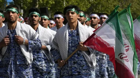 İran'ın yeni Savunma Bakanı Kitapçi İsrail'e meydan okudu: Parmağımız tetikte