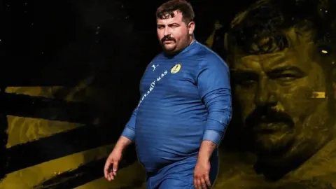 İri fiziğiyle fenomen olan kaleci takımında kaldı!