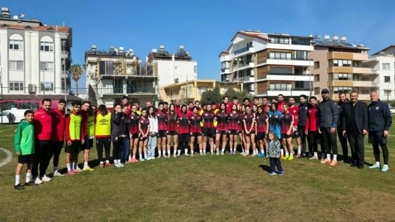 İŞ İNSANI OĞUZ AKKAYA'DAN DEPREMZEDE ÇOCUKLARA FORMA