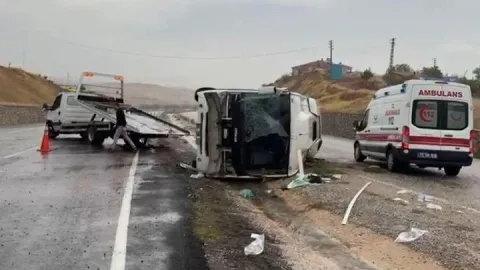 İşçi servisi devrildi: 14 yaralı