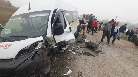 İşçi servisi ile hafif ticari araç kafa kafaya çarpıştı