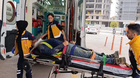 İskeleden başına tahta düşen işçi ağır yaralandı