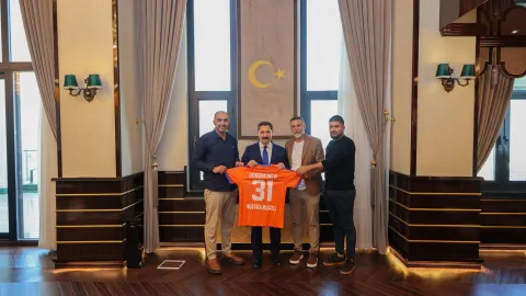 İSKENDERUN 1967 SPOR KULÜBÜ’NDEN VALİ MASATLI’YA FORMA