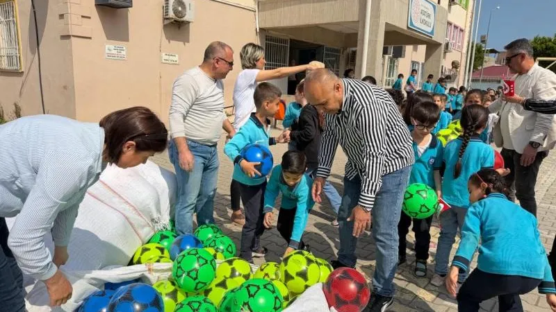 İskenderun'da Çocukların Top Sevinci