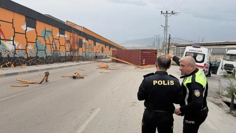 İskenderun'da Fırtına Konteyneri Devirdi