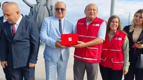 İSKENDERUNLU MUHTARLARDAN ANITA ÇELENK